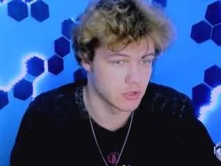 lucas-long — doggy pose [69 tokens remaining]