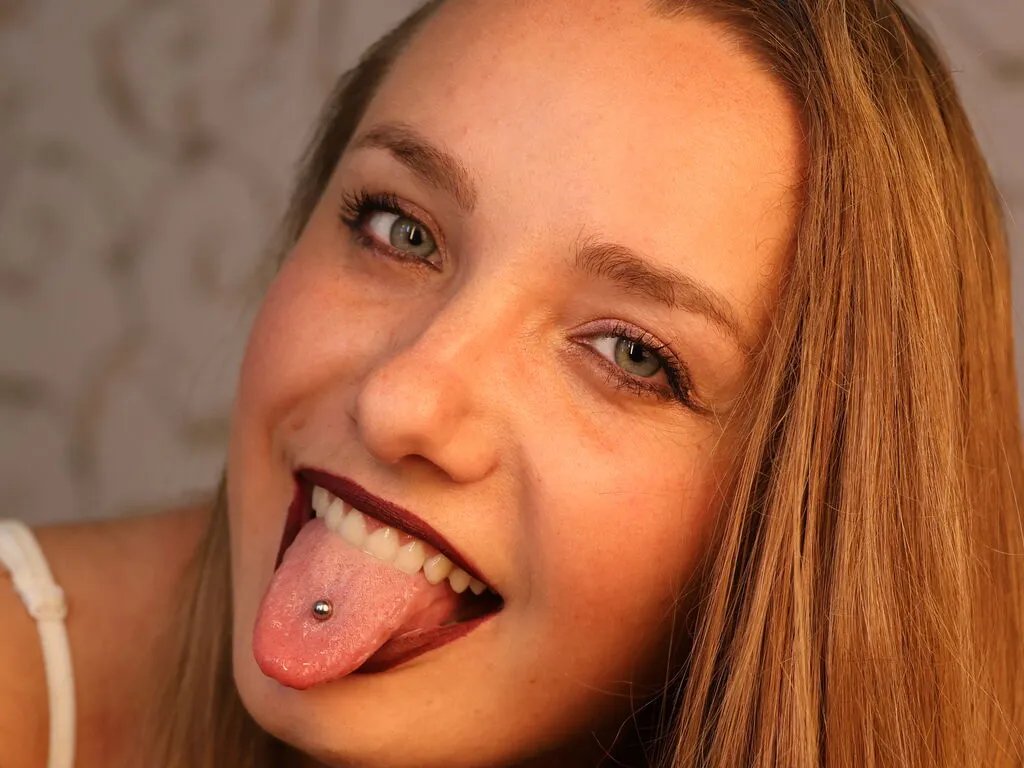 BelleCox — I like knowing people, talking to them. I love to watch and see what you are doing, imagining you with me.