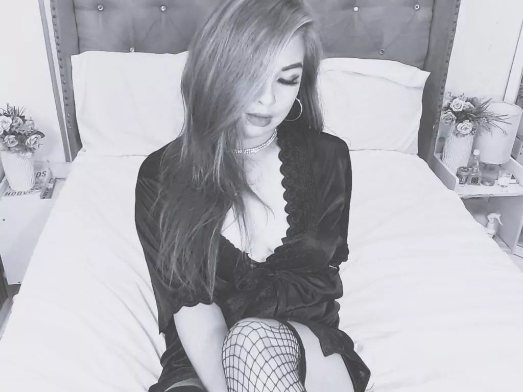 MckenzieLeei — i am tender woman but at the same time i can be naughty firl be sure in my show youll find laughter,a friend and diversity or pleasures