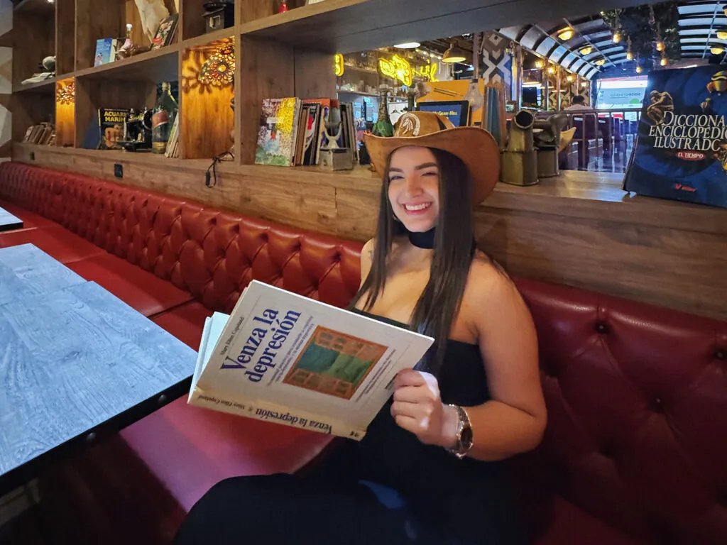 MelanyCol — I like cats, dogs, listening to music, and eating pizza