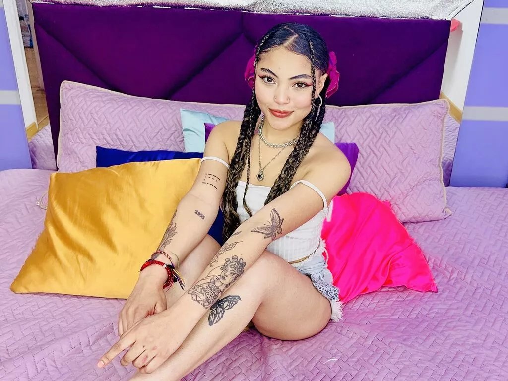 SammyHil — I love playing with my beautiful seductive body, I love gifts, a glass of wine, surprises and a special dinner by the sea.