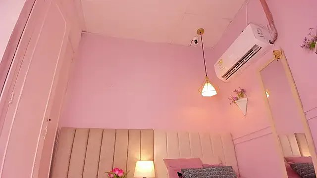 _lucia_18 on StripChat