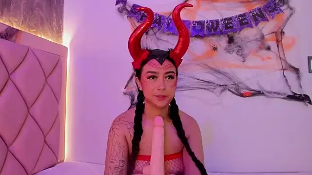 AntonellaQueenn on StripChat