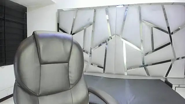 Catherinee69_x on StripChat