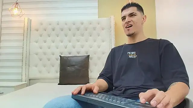 DAVID_VICTORIAA on StripChat