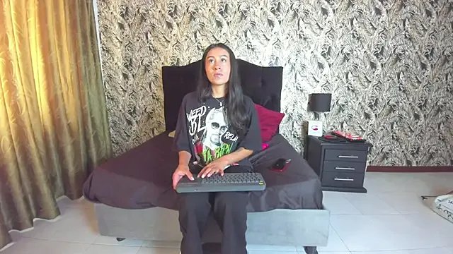 EmiGomez_ on StripChat