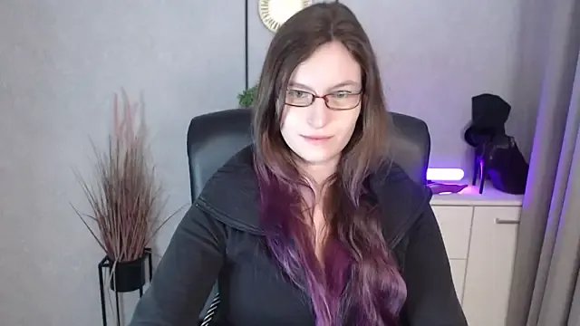 emmaxDelight on StripChat