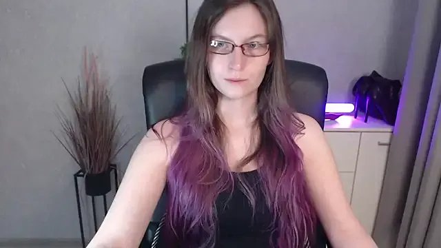 emmaxDelight on StripChat