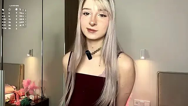 EvaQT — take of shorts