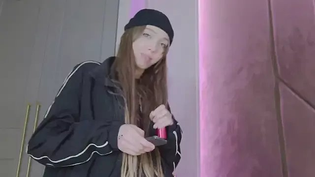 Evelyn_Neal on StripChat