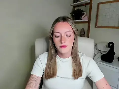 EvelynBlond on StripChat