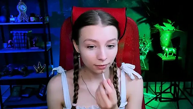 JulieDaniel on StripChat