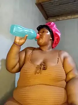 LadyBear2002 on StripChat