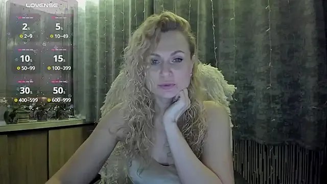 LanaLight_x on StripChat