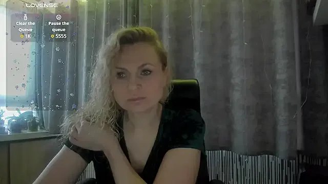 LanaLight_x on StripChat