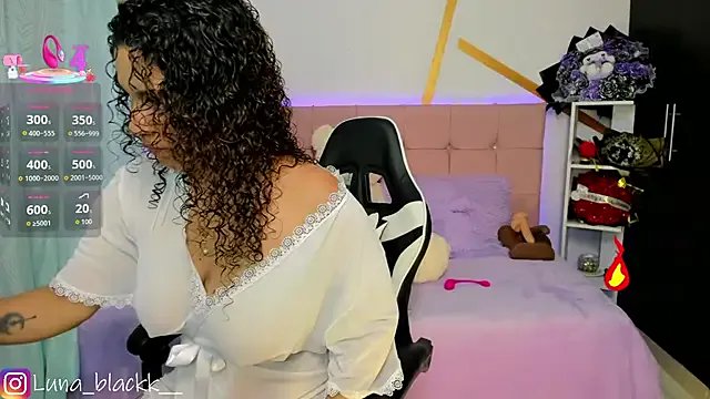 Luna_blackk — Finger in my sexy ass and 10 spanks