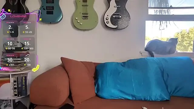 onlystrings on StripChat