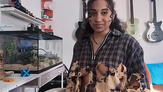 onlystrings on StripChat