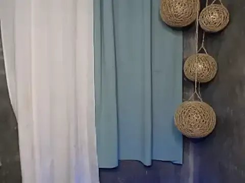 PeachyLuxe on StripChat