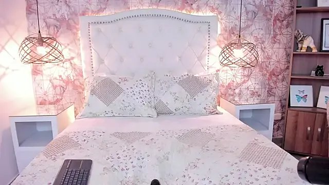 ScarletMore on StripChat