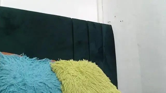 SweetSlenderChoc on StripChat